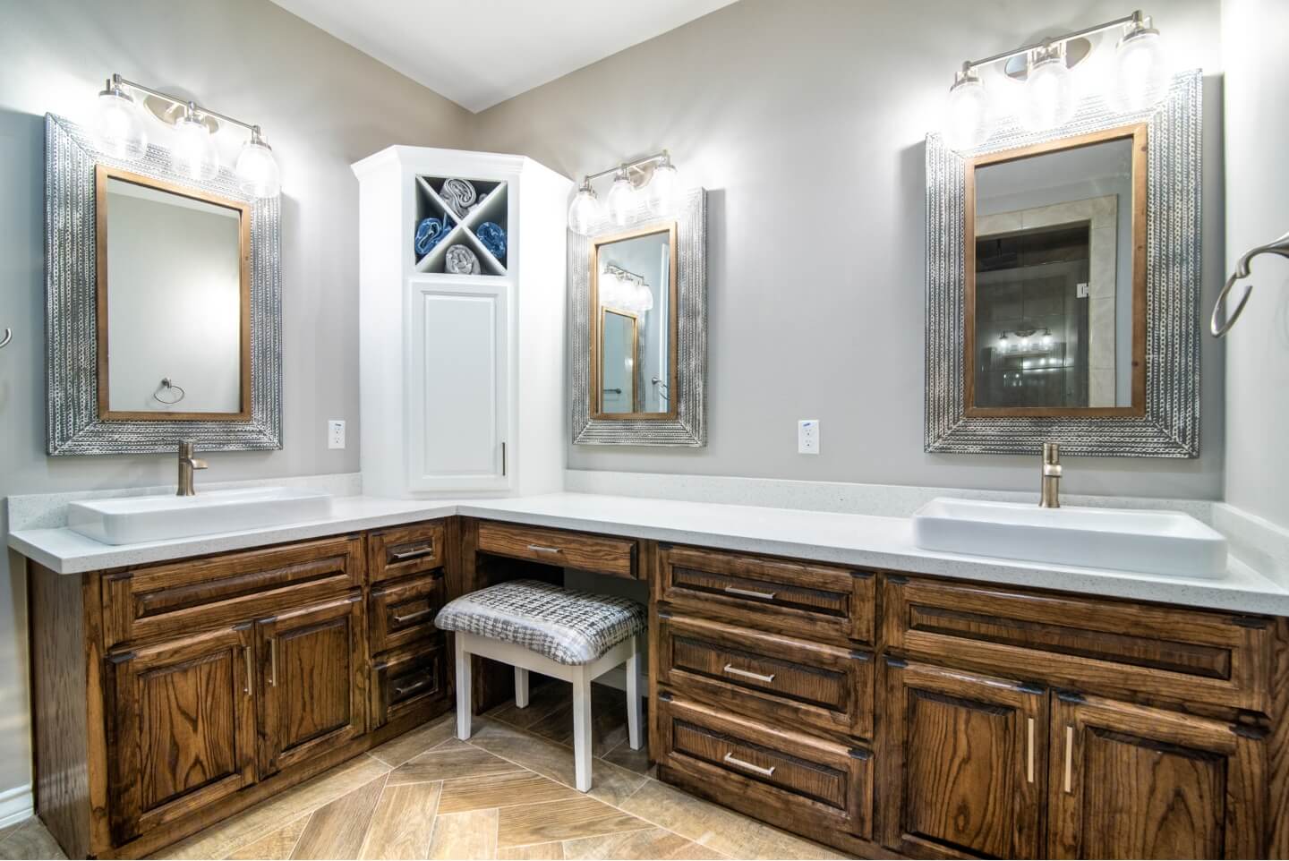 Bathroom hand washer area design by Guzman by Construction. Residential and Commercial Construction. McAllen and Rio Grande Valley, Texas. 
